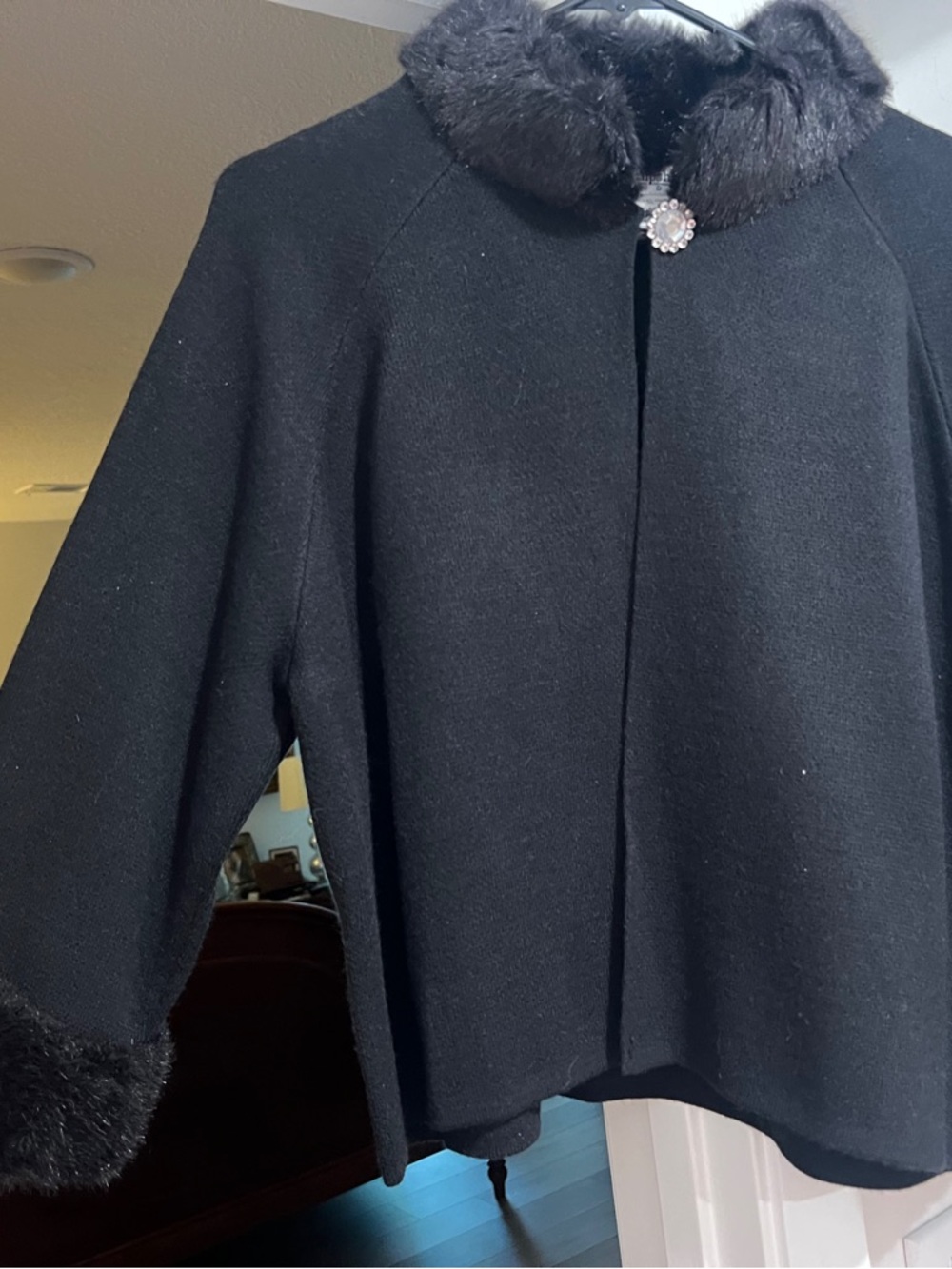 Hampton Studios Luxxel Black Faux Fur Collar Cape size Large. - Picture 6 of 7